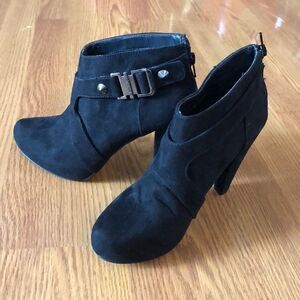 Guess black zippered booties sz 7M